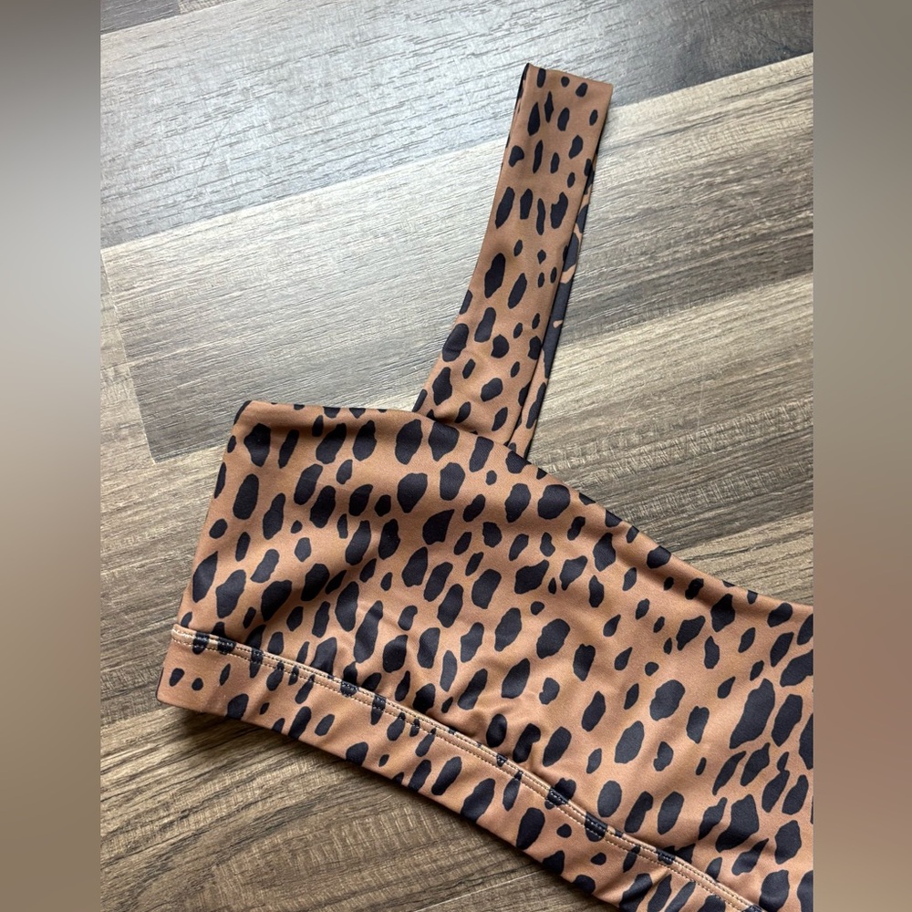 Women's Scoop Neck Sports Bra Leopard Print Activewear Top - Picture 2 of 5